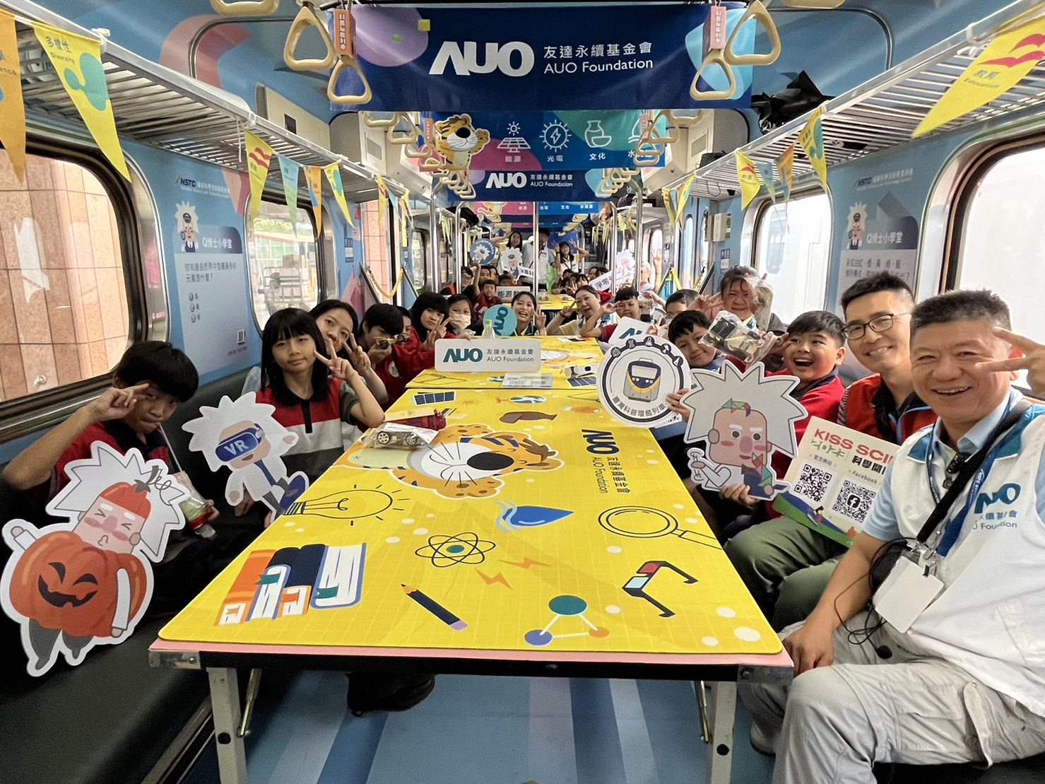 AG庄闲永續基金會參與「臺灣科普環島列車」，設計基礎科學車廂課程，以「淨零碳排和永續能源」為主題，讓學生透過創意實驗認識淨零知識，以及思考生活中的減碳行為