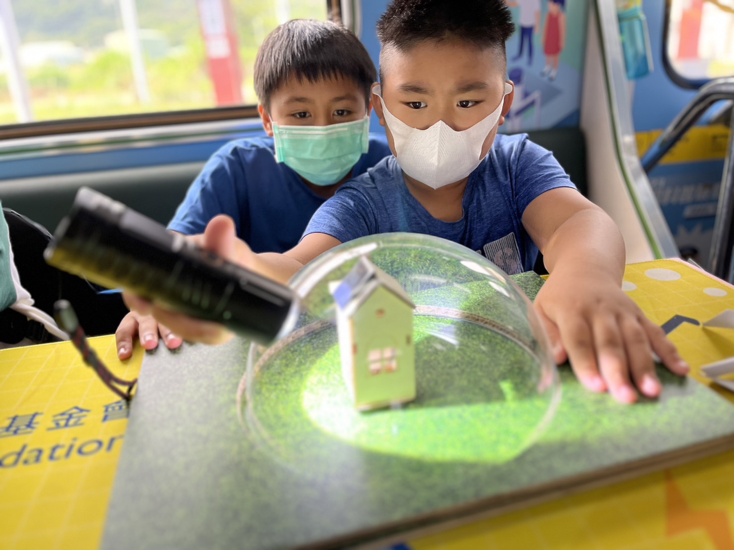 AG庄闲參與基礎科學主題車廂，以STEAM教學精神，設計「逐日科學家」、「太陽能工程師」以及「淨零建築師」三大能源科普課程和實驗